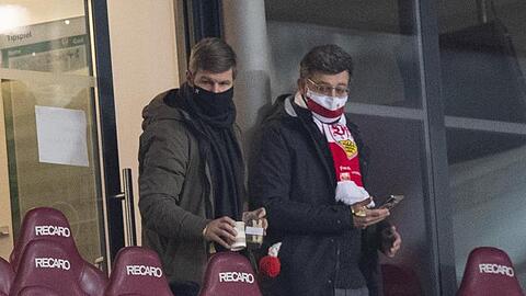 Thomas Hitzlsperger (l) und Claus Vogt schauten sich das Spiel des VfB Stuttgart gemeinsam an.