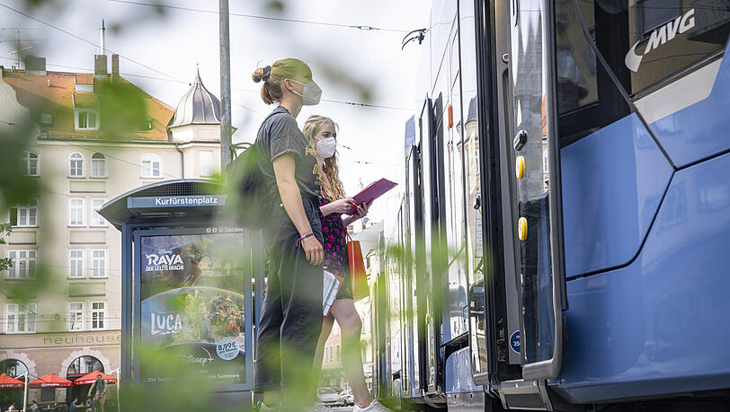 Mit der Tram 27 fahren sie vom Kurfürstenplatz zum Stachus, wo Teil zwei der Rallye beginnt. Mit der Tram 27 fahren sie vom Kurfürstenplatz zum Stachus, wo Teil zwei der Rallye beginnt.