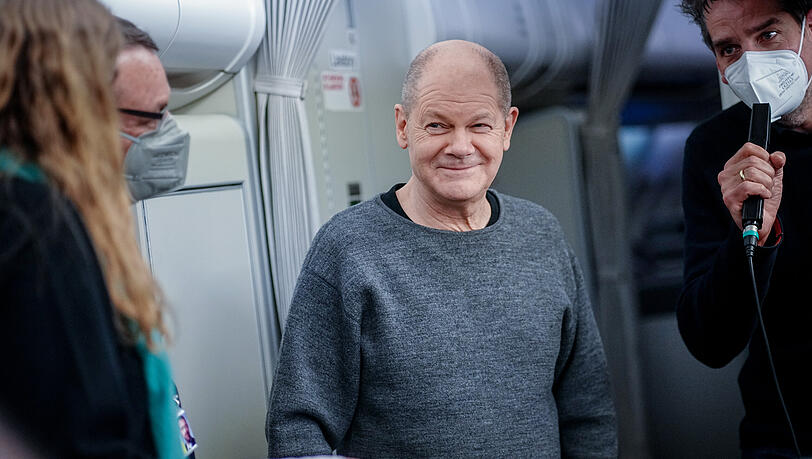 Bundeskanzler Olaf Scholz lächelt im Airbus A340 der Luftwaffe auf dem Weg nach Washington zu mitreisenden Journalisten. Bundeskanzler Olaf Scholz lächelt im Airbus A340 der Luftwaffe auf dem Weg nach Washington zu mitreisenden Journalisten.