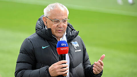 Felix Magath am Samstag vorm TV-Mikrofon. Er befürchtet, dass die Bayern auch gegen Stuttgart schludern.