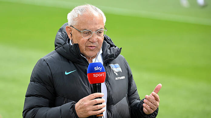 Felix Magath am Samstag vorm TV-Mikrofon. Er befürchtet, dass die Bayern auch gegen Stuttgart schludern.