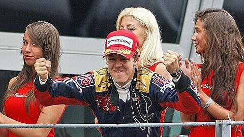 Umschwärmter Sieger: Sebastian Vettel, der neue Star der Formel 1.