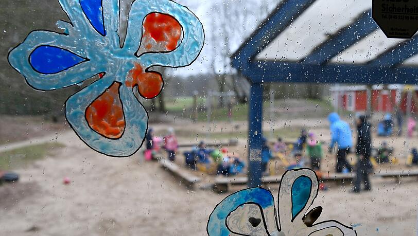 Plastik-Schmetterlinge kleben an einer Tür des Kindergartens Aukrug.