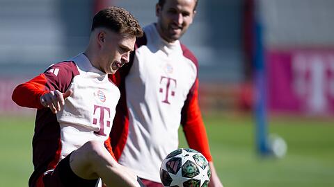 Bereit für Leverkusen: Joshua Kimmich (l) nach seiner Verletzungspause beim Bayern-Training.