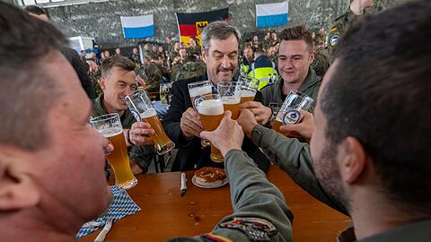 Mit einem Weißwurstessen bedankte sich Markus Söder bei den Soldatinnen und Soldaten des Luftwaffengeschwaders für ihren Nato-Einsatz im Baltikum.