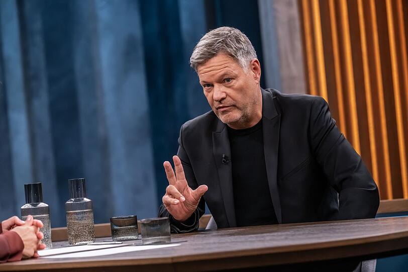 Robert Habeck sieht Parallelen zwischen der jetzigen Bundesregierung und dem Vorgängerkabinett unter Olaf Scholz. Robert Habeck sieht Parallelen zwischen der jetzigen Bundesregierung und dem Vorgängerkabinett unter Olaf Scholz.