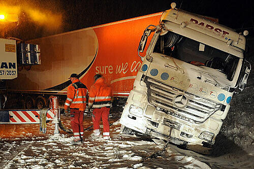 Massenhaft, so wie hier in Nordhessen auf der A 5, rutschten Lkw im Schnee aus und blockierten die Fahrbahnen.