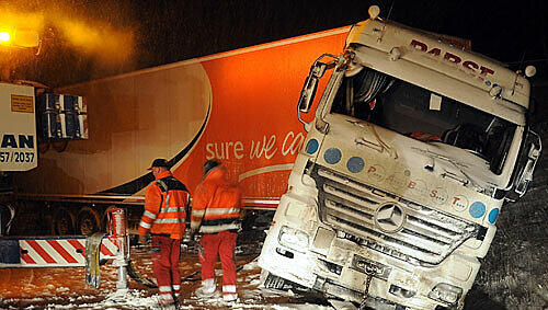 Massenhaft, so wie hier in Nordhessen auf der A 5, rutschten Lkw im Schnee aus und blockierten die Fahrbahnen. Massenhaft, so wie hier in Nordhessen auf der A 5, rutschten Lkw im Schnee aus und blockierten die Fahrbahnen.
