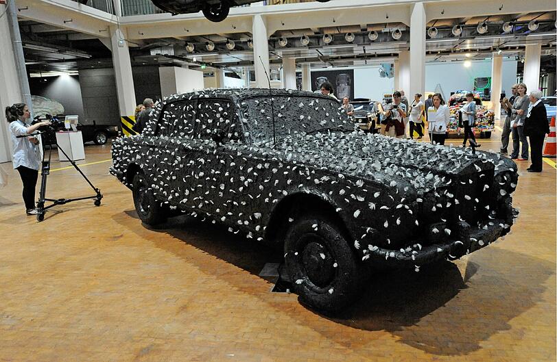 Manchem Autofan blutet das Herz beim Anblick des geteerten und gefederten Rolls Royce'.