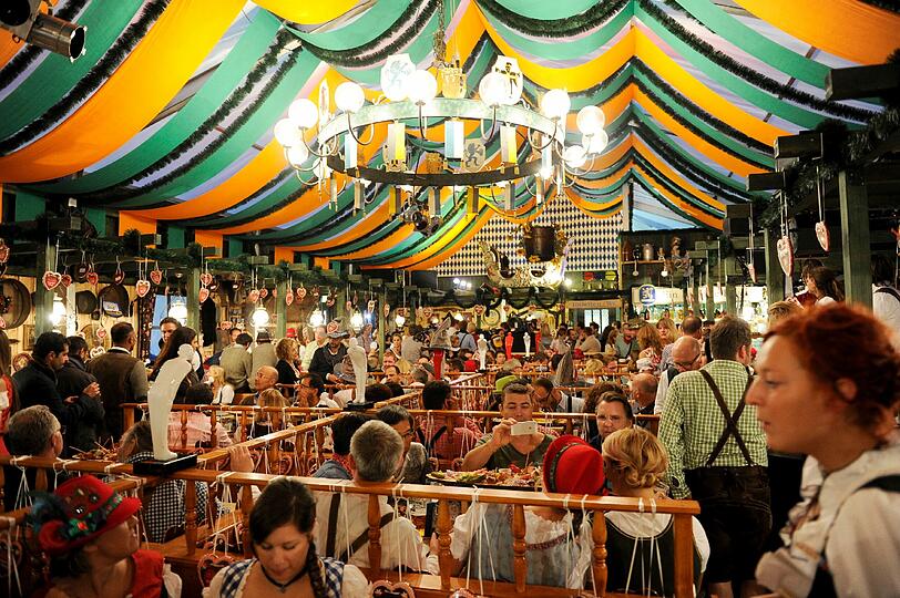 Kare und Dresscoded: Promis feiern in in der Hochreiter`s Haxenbraterei auf der Wiesn 2013