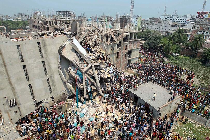 24. April 2013 Beim Einsturz eines mehrstöckigen Fabrikgebäudes in einem Vorort von Dhaka (Bangladesch) sterben 1127 Menschen. Die meisten Opfer sind Frauen, die dort als Textilarbeiterinnen arbeiteten. Fahrlässigkeit und Baumängel sollen die Unglücksursache sein.