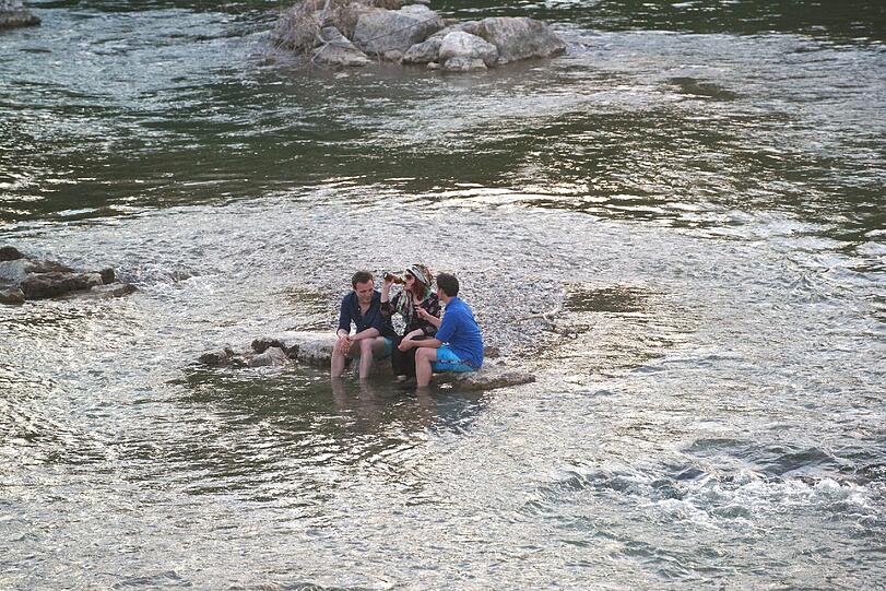 An an der Isar genießen die Münchner das schöne Pfingst-Wetter!