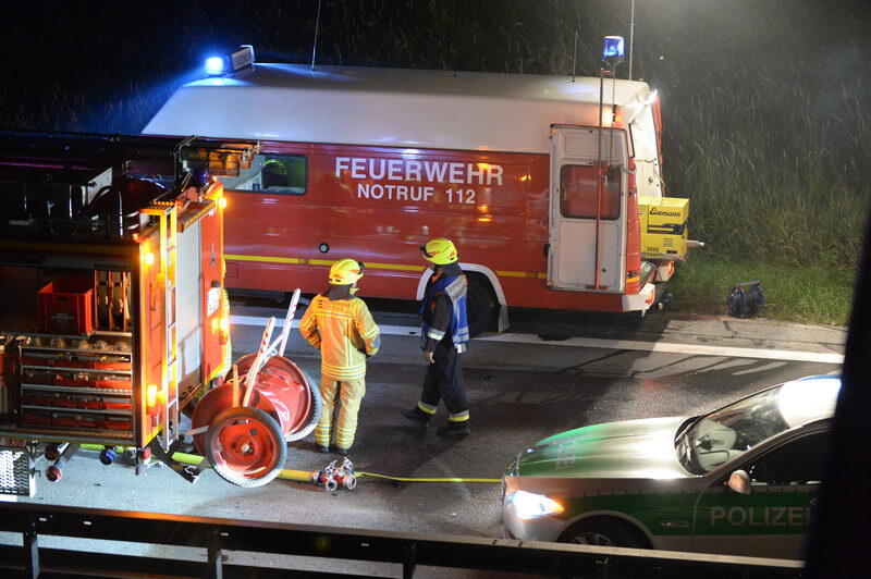 Unfall-Drama auf der A8 bei Grabenstätt: Eine französische Familie kracht mit ihrem Auto in ein Pannen-Auto. Bei dem Crash entsteht ein Trümmerfeld mit einer Länge von 300 Metern. Die Insassen kommen in die Klinik. Die Bilder...