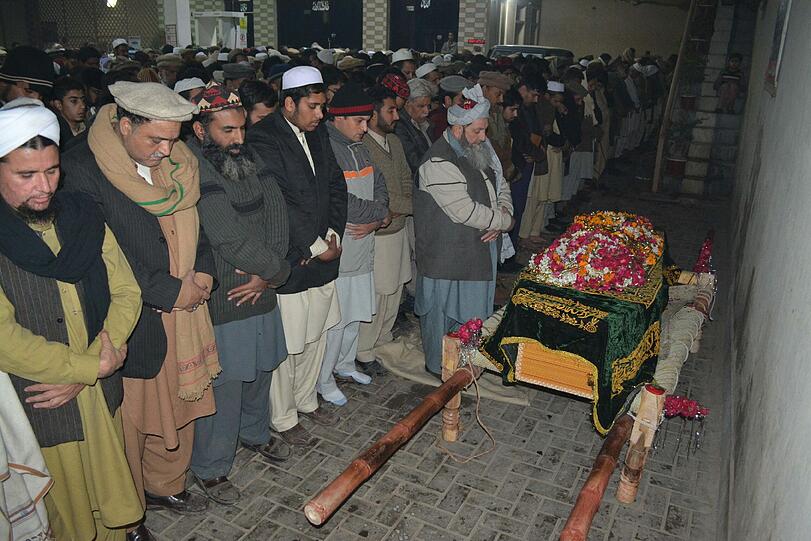 Die Menschen in Peshawar betrauern nach dem grausamen Anschlag auf eine Militärschule den Tod von 132 Schülern und neun weiteren Menschen.