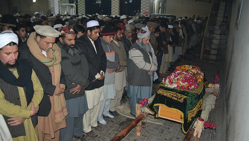 Die Menschen in Peshawar betrauern nach dem grausamen Anschlag auf eine Militärschule den Tod von 132 Schülern und neun weiteren Menschen. Die Menschen in Peshawar betrauern nach dem grausamen Anschlag auf eine Militärschule den Tod von 132 Schülern und neun weiteren Menschen.