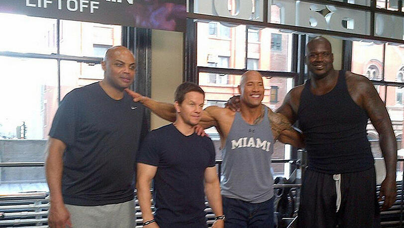 Mark Wahlberg posiert glücklich unter Sport-Legenden Mark Wahlberg posiert glücklich unter Sport-Legenden