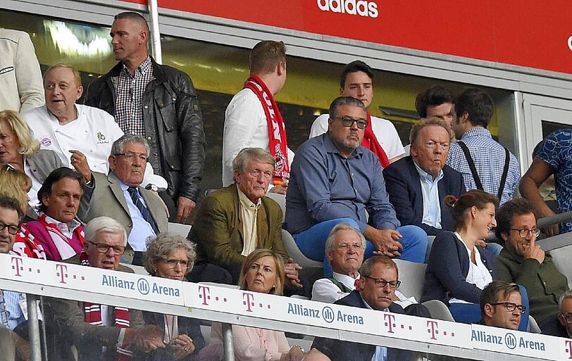 Bilder: Was macht der Löwen-Präsident beim Bayern Spiel?