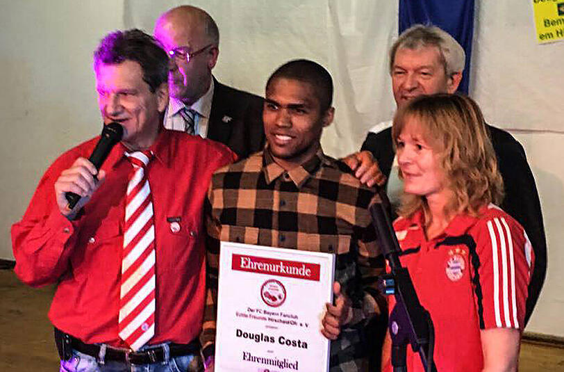 Der Fanclub "Echte Freunde Hirschaid/Ofr. e.V." freute sich über den Besuch von Douglas Costa.