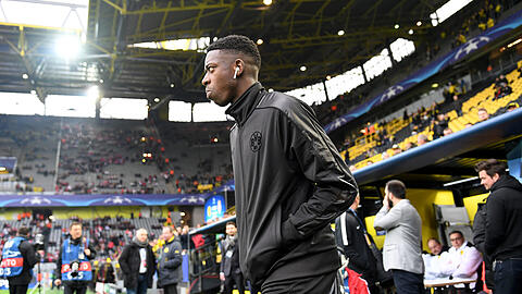 Fußball am Tag nach dem Anschlag: Dortmunds Ousmane Dembele kommt vor Spielbeginn ins Stadion.