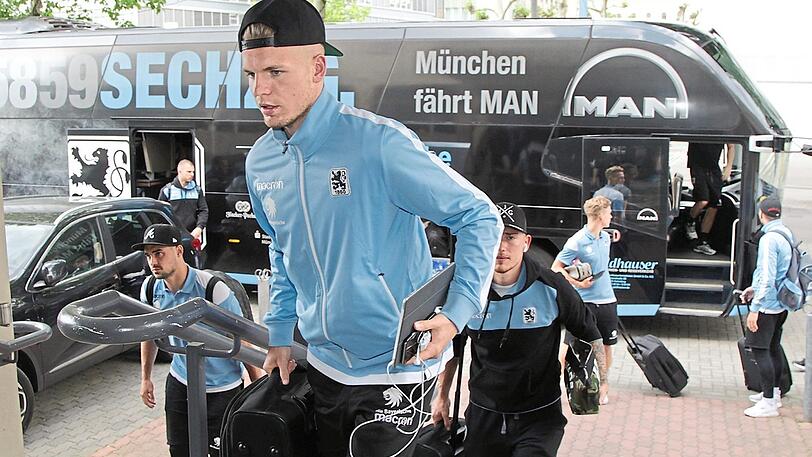 Ankunft im Hotel in Saarbrücken: Die Löwen um Daniel Wein (Mitte).
