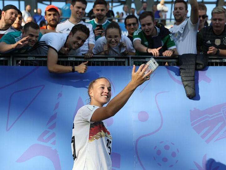 Giulia Gwinn machte nach dem Sieg gegen Nigeria ein Selfie mit den Fans.