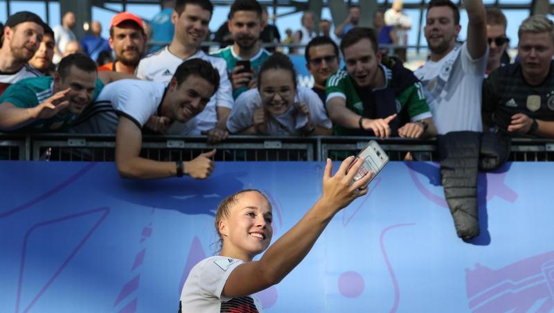 Giulia Gwinn machte nach dem Sieg gegen Nigeria ein Selfie mit den Fans. Giulia Gwinn machte nach dem Sieg gegen Nigeria ein Selfie mit den Fans.