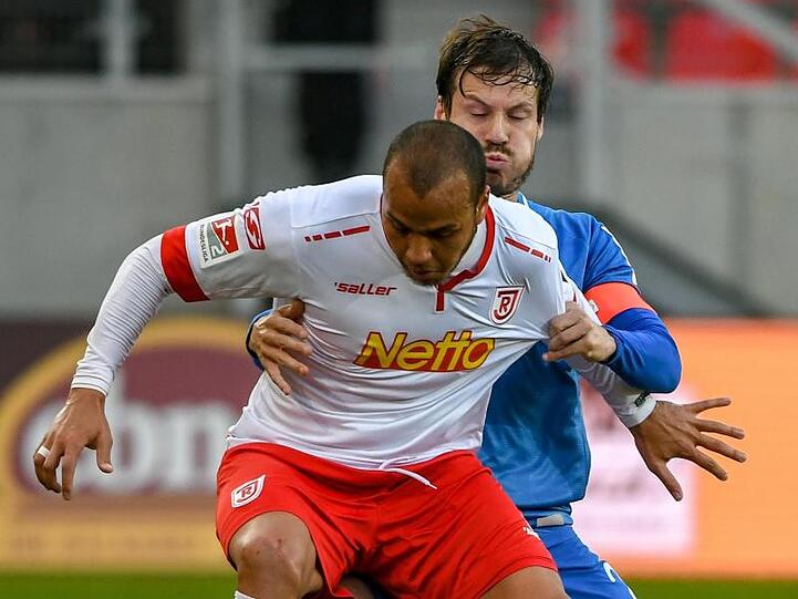 Jann George von Regensburg (l.) und Stefano Celozzi von Bochum kämpfen um den Ball. Foto: Armin Weigel