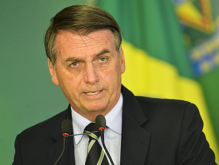 Brasiliens Präsident Jair Bolsonaro gerät wegen eines obszönen Videos auf seinem Twitter-Account unter Druck.