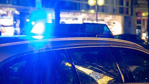 Ein 44-Jähriger legt sich am Resi-Huber-Platz mit der Polizei an. Die holt Verstärkung und überwältigt ihn. (Symbolbild)