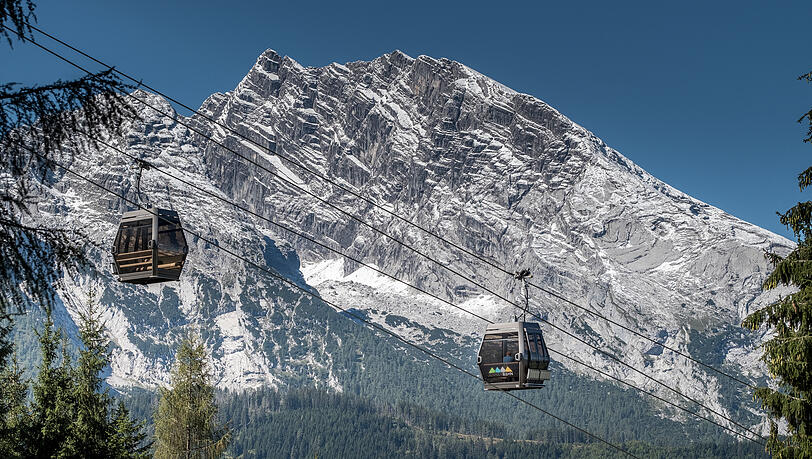 Durch die Panoramafenster der Jennerbahn-Kabinen genießen Sie einen sensationellen Rund-um-Bergblick.