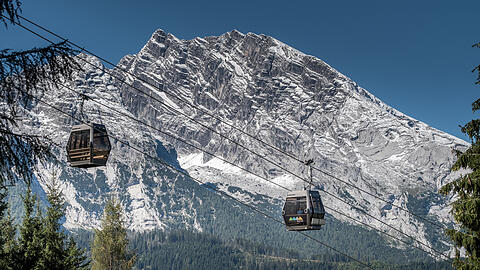 Durch die Panoramafenster der Jennerbahn-Kabinen genießen Sie einen sensationellen Rund-um-Bergblick.