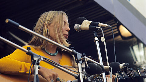 Die kanadische Liedermacherin Joni Mitchell beim Isle of Wight Festival (1970).