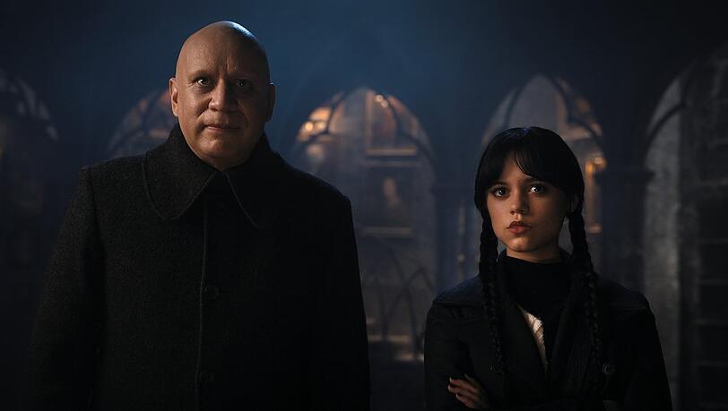 Fred Armisen als Onkel Fester mit Jenna Ortega in "Wednesday"