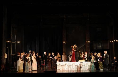 Liebe zwischen Nachtclub und Schloss, Frieden und Krieg: Szene aus Ricarda Regina Ludigkeits &bdquo;Csárdásfürstin&ldquo;-Inszenierung, die am Nürnberger Opernhaus Premiere hat.