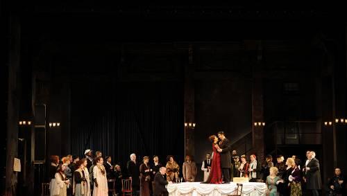 Liebe zwischen Nachtclub und Schloss, Frieden und Krieg: Szene aus Ricarda Regina Ludigkeits „Csárdásfürstin“-Inszenierung, die am Nürnberger Opernhaus Premiere hat. Liebe zwischen Nachtclub und Schloss, Frieden und Krieg: Szene aus Ricarda Regina Ludigkeits „Csárdásfürstin“-Inszenierung, die am Nürnberger Opernhaus Premiere hat.