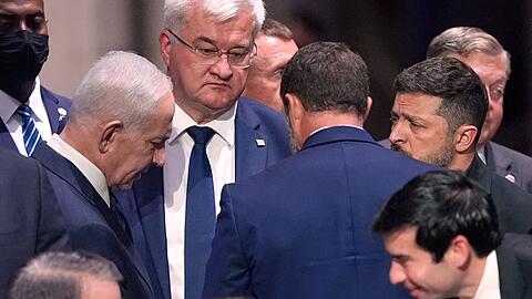 Israels Ministerpräsident Netanjahu und der ukrainische Präsident Selenskyj sprachen auch direkt miteinander. Israels Ministerpräsident Netanjahu und der ukrainische Präsident Selenskyj sprachen auch direkt miteinander.