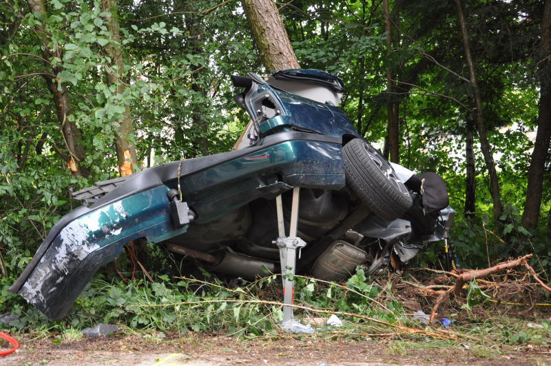Der Wagen zerschellte an einem Baum - der Fahrer starb an der Unfallstelle.