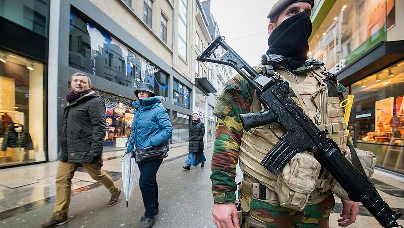 Höchst Terror-Warnstufe: Soldaten und Polizei zeigen am Wochenende starke Präsenz in den Straßen von Brüssel.