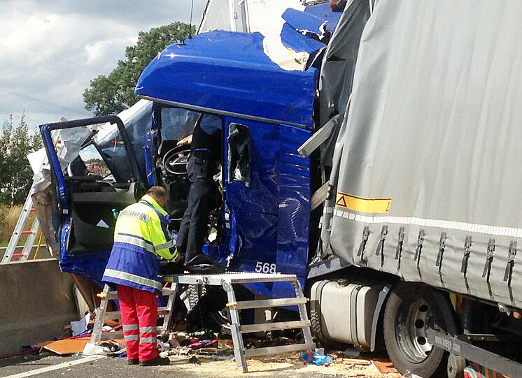 Sechs Lastwagen, ein Wohnmobil und ein Auto waren an dem Unfall bei Guxhagen beteiligt.