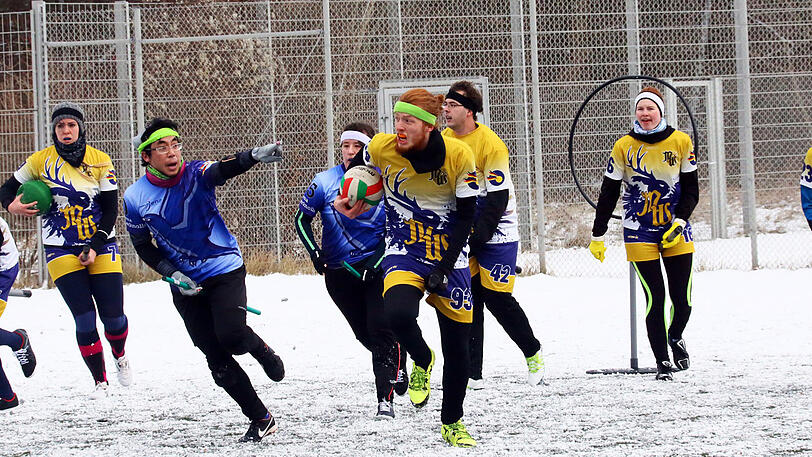 Voller Körpereinsatz trotz Eiseskälte: Die Münchner Wolpertinger spielen den Zauberersport Quidditch im Sportpark Nymphenburg &ndash; hier gegen die Jena Jobberknolls.