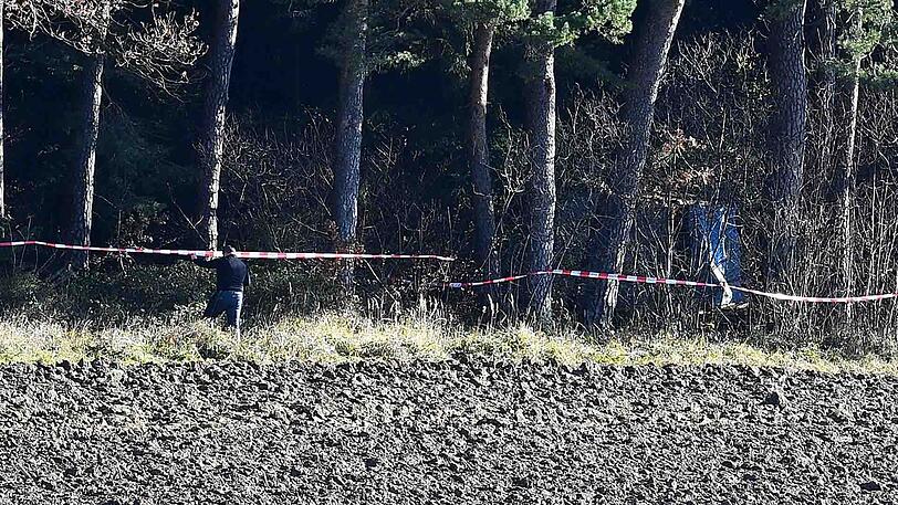 In einem Waldstück zwischen Kienberg und Schnaitsee sollen menschliche Leichenteile gefunden worden sein. Die Polizei ermittelt. Die Bilder.