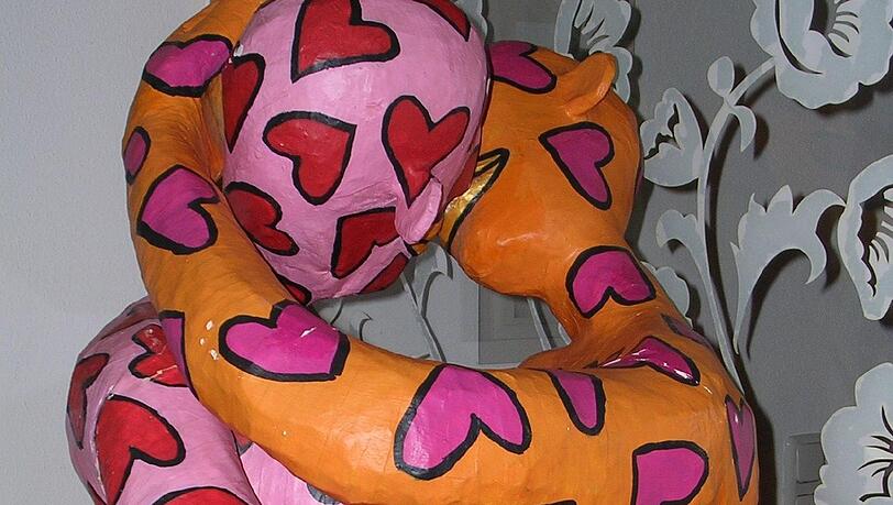 ... und so sieht sie aus: Die Skulptur „Venus und Aphrodite schweigen gemeinsam“ von Künstlerin Naomi Lawrence. ... und so sieht sie aus: Die Skulptur „Venus und Aphrodite schweigen gemeinsam“ von Künstlerin Naomi Lawrence.