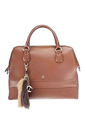 Empress: Ob Citybag, Minibag oder Beutelform, die Tasche ist ein Must Have für Style-Queens. Neu: der Anhänger aus hasenpelz.
