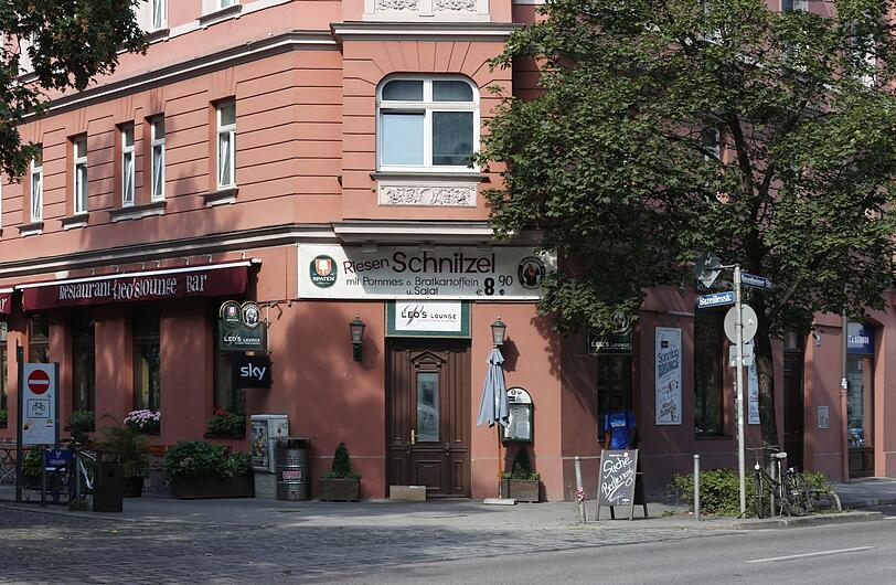 Ein &bdquo;Riesen-Schnitzel&ldquo; verspricht dieses Lokal. Na, dann: An Guadn!