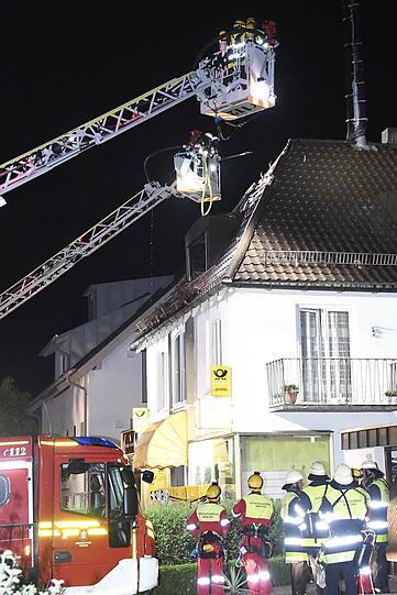 Bei dem Brand wurden drei Menschen verletzt.