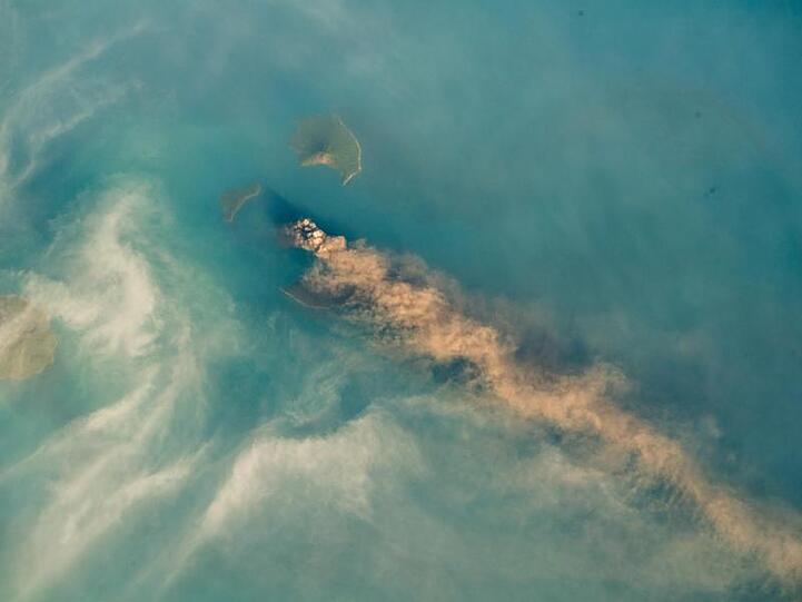 Schon im September schickte Raumfahrer Alexander Gerst dieses Bild des rauchenden Krakatau aus dem Weltall hinunter zur Erde.