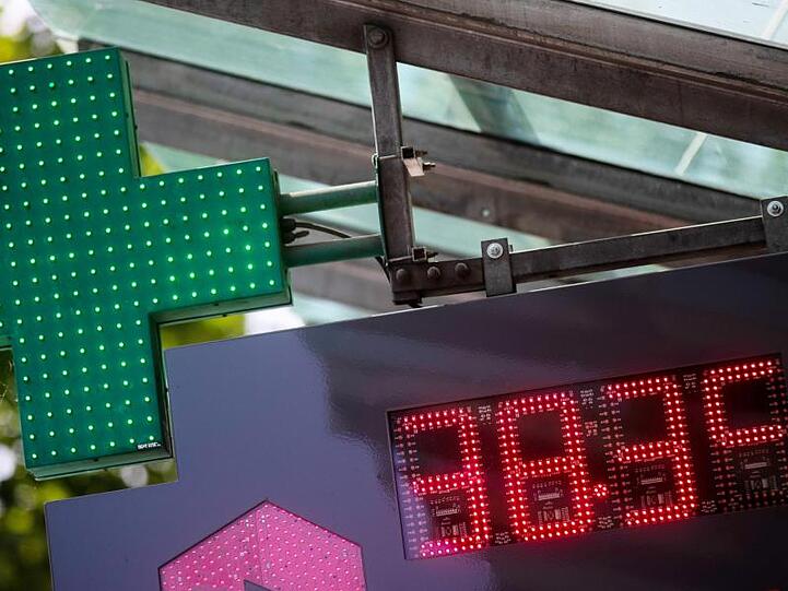 Schon nicht wenig: Die Temperaturanzeige an einer Düsseldorfer Apotheke zeigt 38,3 Grad Celsius.