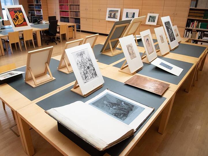 Kunstwerke aufgereiht im Studiensaal des Kupferstich-Kabinetts.