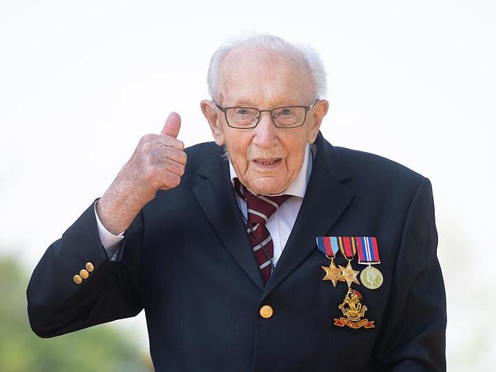 Der 100 Jahre alte Brite Tom Moore wird zum Ritter geschlagen.