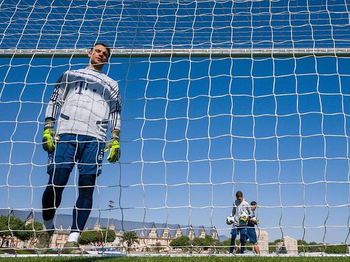 Torwart Manuel Neuer steht während einer Übungseinheit im Tor. Foto: Peter Kneffel/dpa